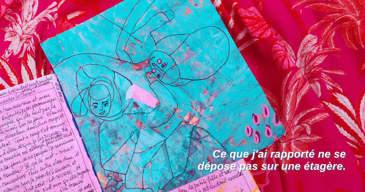 Création intuitive de Louise autour du voyage intérieur : Carnet ouvert avec une petite porte laissant apparaitre du rose.