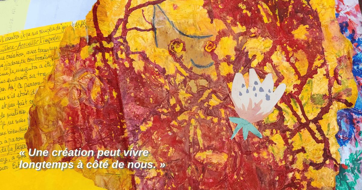 Création intuitive sur fond jaune ocre texturé, avec coulures magenta formant un personnage souriant et une fleur découpée qui émerge.