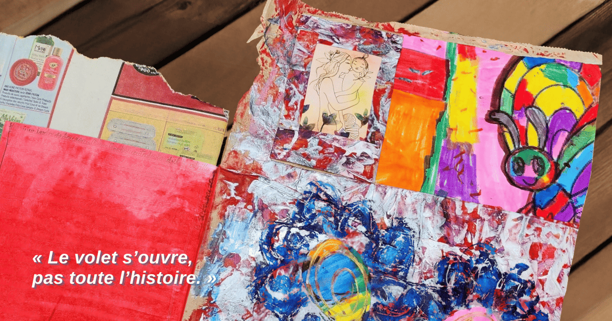 Photographie autour de « prendre corps » d’un carnet ouvert sur une Création intuitive aux tons rouge, bleu et argenté. Un volet de fenêtre ouvert révèle une maman serrant son enfant dans ses bras, près d’un papillon multicolore et de grandes fleurs bleues.