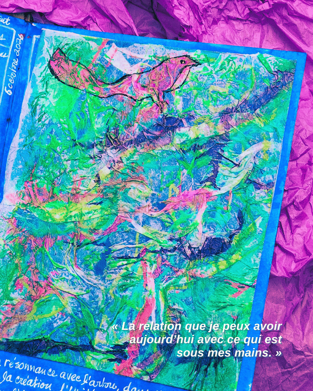 Photographie d’un Carnet de Louise ouvert sur une création intuitive au fond bleu, fait de ses mains et matière. Du papier de soie froissé dans des teintes de vert, rose et violet forme des plis et des creux. Dans la partie supérieure, un petit oiseau rose-mauve émerge de la matière. Un papier de soie mauve est glissé sous le carnet en haut à droite.